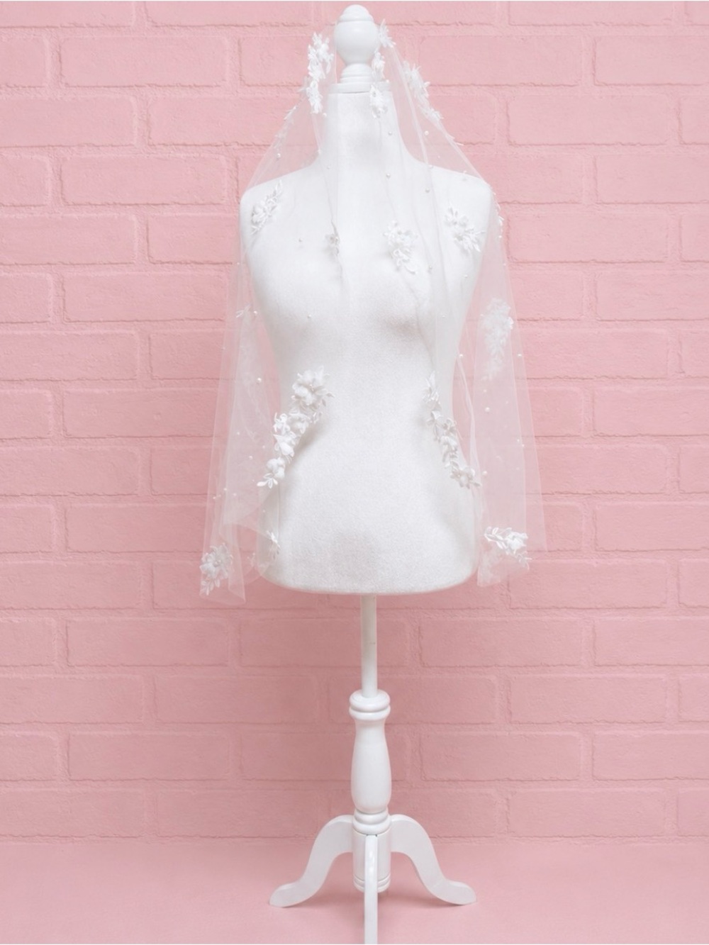 Elegant 3-D Floral Pearl Wedding Veil - Picture 3 of 9